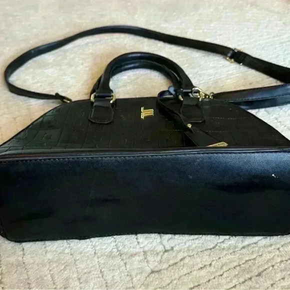 Beautiful London Fog vegan leather zip around purse. - Picture 4 of 9